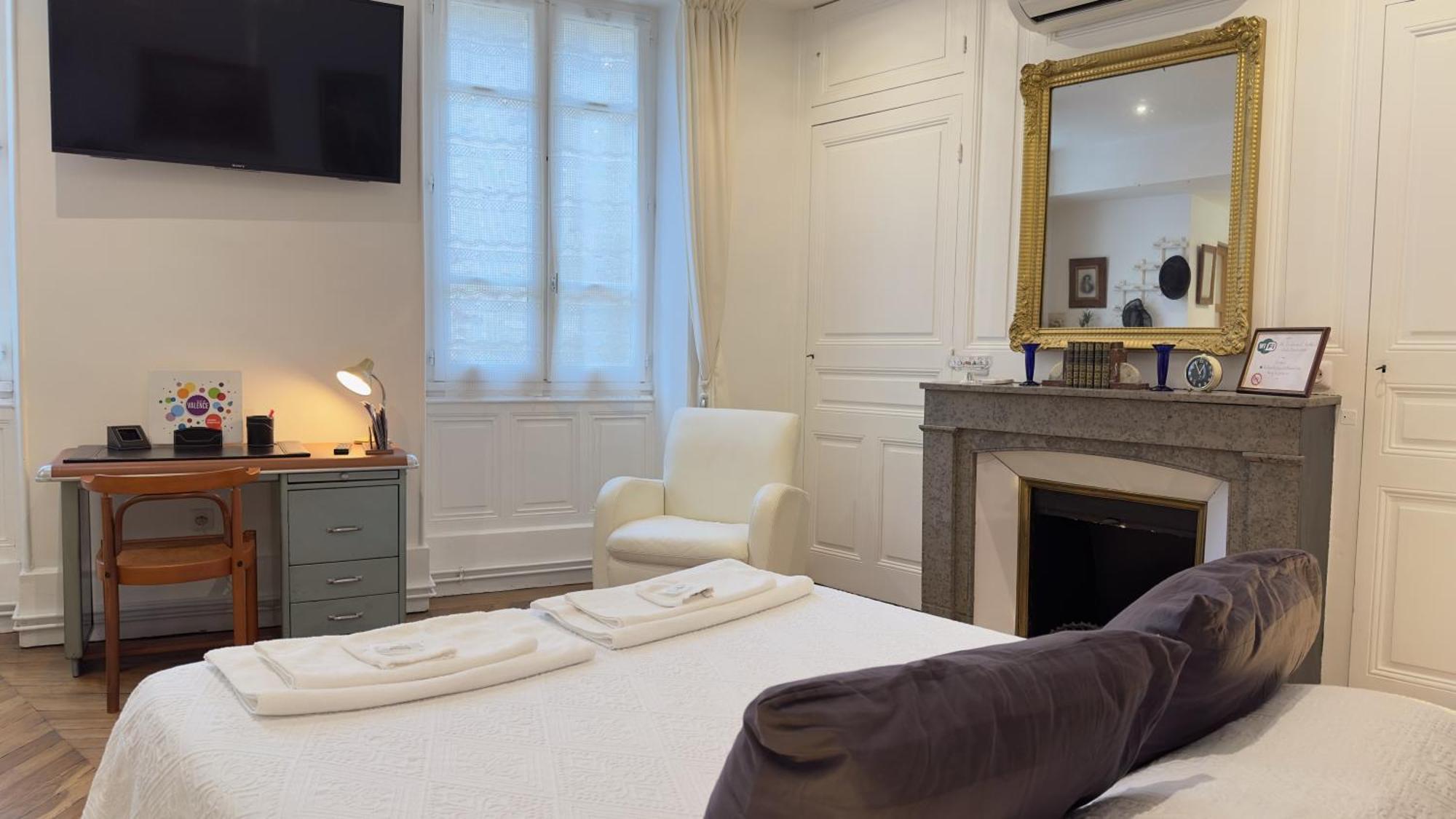Chambre De Charme Au Coeur Du Vieux Valence - Confort & Calme Eksteriør billede